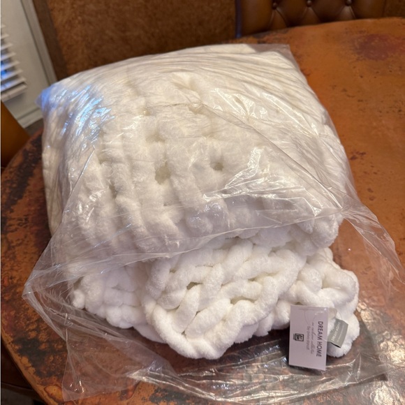 NWT Aviva Stanoff Marshmallow Throw 50 x 70 Luxe White/Ivory Super Soft MSPR 275 - Picture 2 of 3